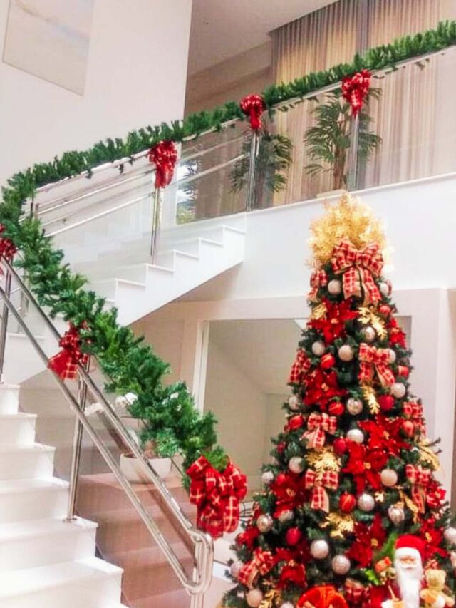 7 ideias de como decorar sua casa com enfeites de Natal na escada