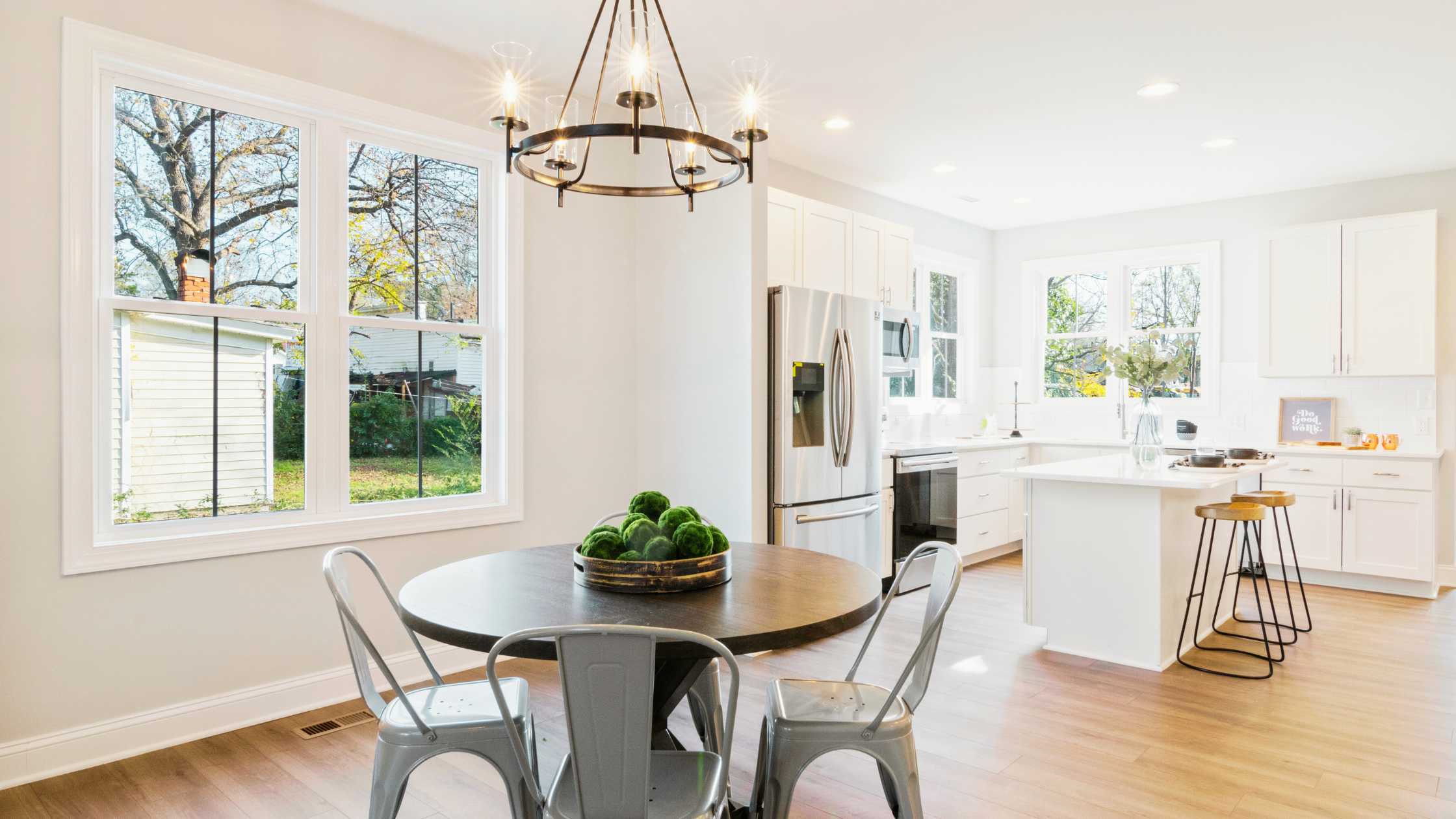 cozinha integrada com sala de jantar e TV