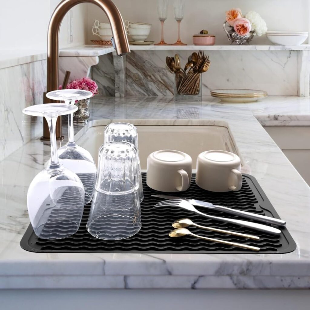 tapete escorredor de louça e pratos